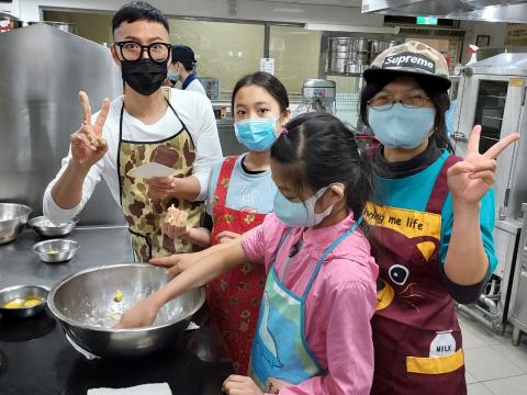 LINE_ALBUM_35三八婦女愛甜食-親子玩蛋糕_220312_3.jpg