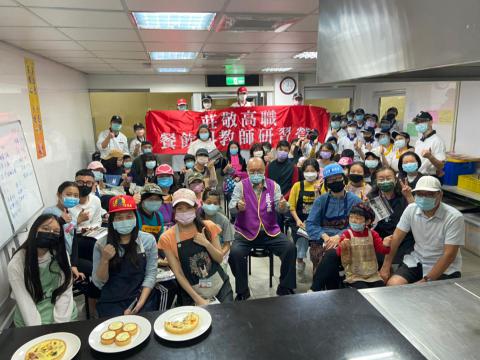 LINE_ALBUM_35三八婦女愛甜食-親子玩蛋糕_220312.jpg