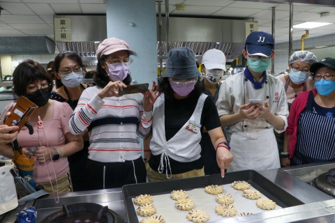 教師烹飪研習 烘焙組月餅教學 國中老師烘焙作品令人驚豔