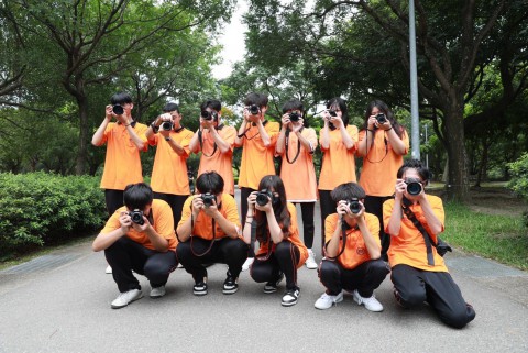 電影電視科主任謝良欣老師，分享影音展演實務教學成果，以視覺傳播多元展現學生自我介紹之影片，提升學生表達能力，呈現自我風格