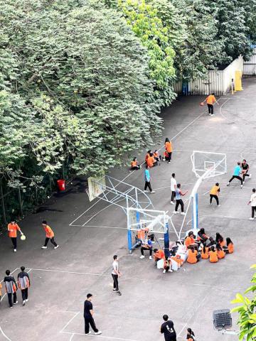 籃球之光 校園體育課籃球場有許多學生正在打籃球揮灑汗水的樣子 賴郁臻.jpeg