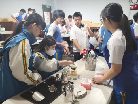 112／10／4（三）汐止國中 飲料調製4.jpg