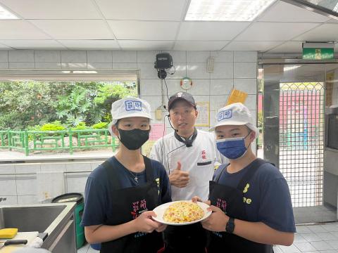 1011北大國中蔬菜絲煎餅三色丁炒飯6.jpg