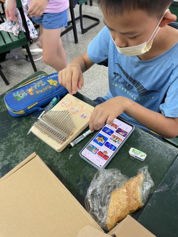 0512一起來吧，卡林巴姆指琴7.jpg