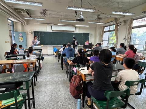 0512一起來吧，卡林巴姆指琴1.jpg