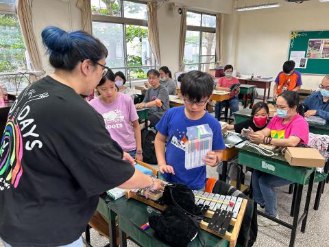0512一起來吧，卡林巴姆指琴2.jpg