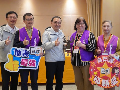 快訊~莊敬高職 榮獲「第11屆教育部藝術教育貢獻獎」續優學校獎 由校長 林淑貴、副校長 徐貴新、輔導主任 陳明獻 獻獎與侯友宜市長、張明文局