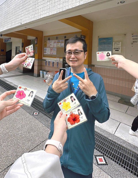 恭喜~莊敬高職國際學校美二孝 同學拿到美容丙級證照，再加上美髮，都是雙證照了！