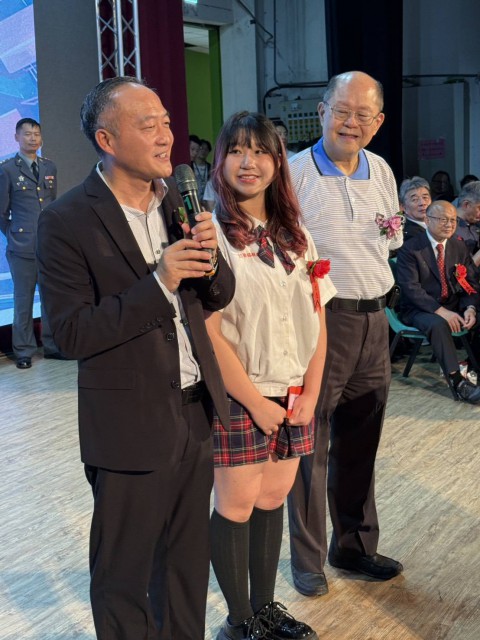 快訊~緬甸聖光學校李明昌校長蒞校參加本校畢業典 會後與今年畢業的緬甸學生們一起合影留念