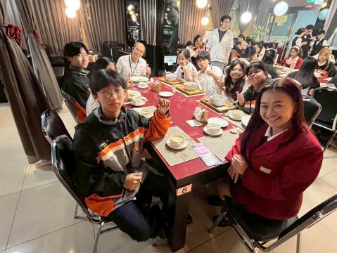 LINE_ALBUM_1140428資一愛僑生餐敘_250512_6.jpg