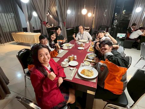 LINE_ALBUM_1140428資一愛僑生餐敘_250512_7.jpg