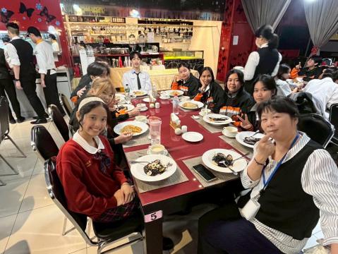 LINE_ALBUM_1140428資一愛僑生餐敘_250512_9.jpg