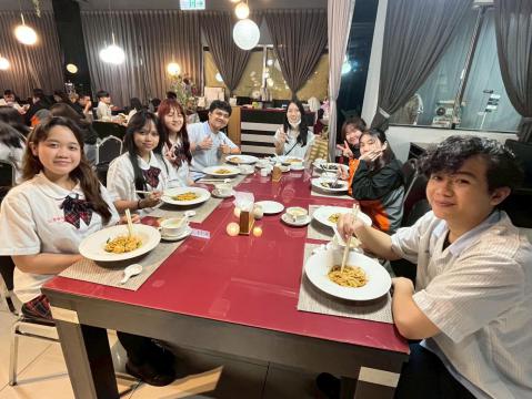 LINE_ALBUM_1140428資一愛僑生餐敘_250512_10.jpg