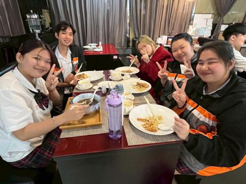 LINE_ALBUM_1140428資一愛僑生餐敘_250512_12.jpg