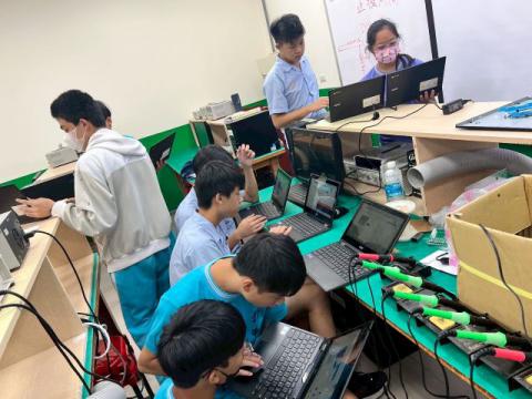 LINE_ALBUM_20250924 錦和高中（電機電子）_251002_1_0.jpg