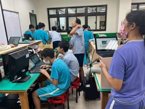 LINE_ALBUM_20251001 錦和高中（電機電子）_251002_4_0.jpg