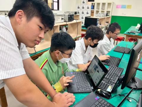 LINE_ALBUM_20250924 三民高中 電機電子學群技藝班_251002_4_0.jpg