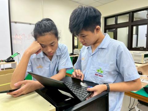 LINE_ALBUM_20251008 錦和高中（電機電子）_251009_6_0.jpg