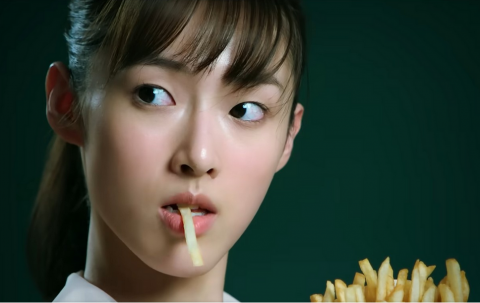 快訊~莊敬演藝科畢業校友林佳霖（何曼希）出演麥當勞「功夫薯條」廣告女主角，表現亮眼。