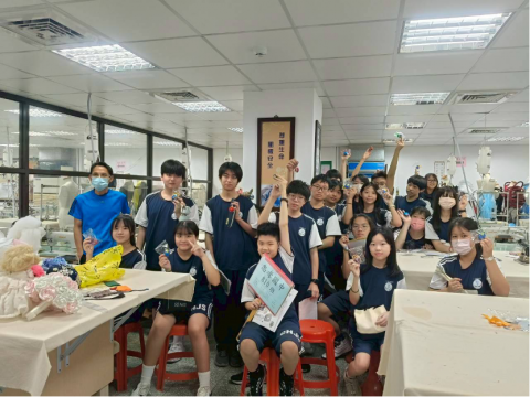 忠孝國中職探體驗流行服飾科的活動