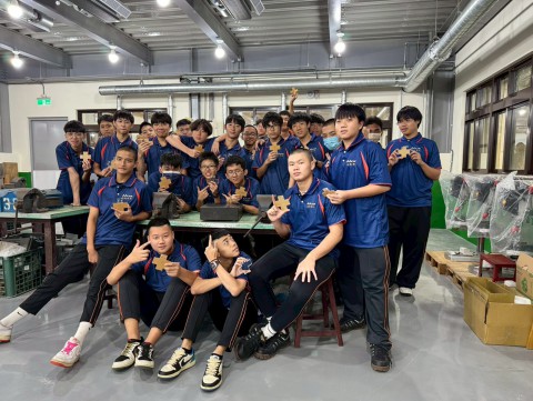 學生第一份 實習成品完成了 !