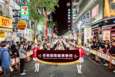 快訊~「橘色惡魔X翡翠騎士」首度台灣合體！　與莊敬高職樂儀旗隊西門町快閃