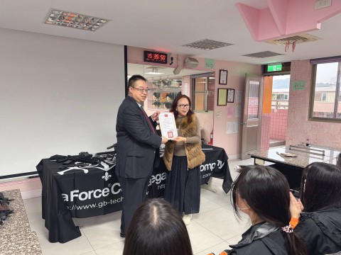 美容科特別邀請業界講師來到學校 帶來「展示用模型與職涯體驗分享」