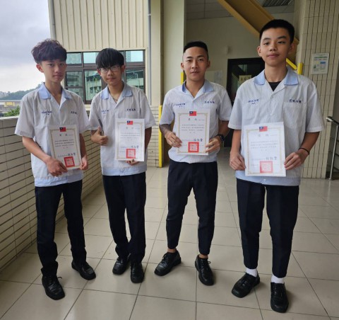 賀 多一莊 林育綝、許培翔、徐偉傑、陳可翔等四位同學，各獲頒本校熱心助人，義行善舉獎狀