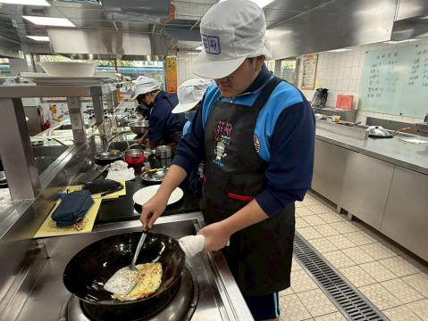 LINE_ALBUM_20260311 光榮國中（餐旅）_260316_4.jpg