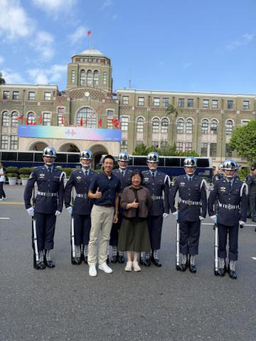 莊敬校友6位空軍儀隊禮兵同台演出