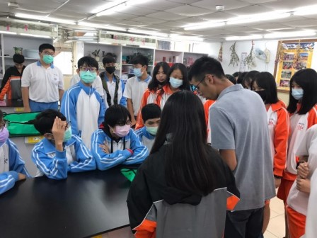 2020926瑠公國中801參訪照片 魔法DIY種子盆栽+圖像編輯胸章製作_200926_36.jpg