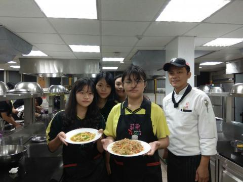 1021北大國中三色炒飯燴咖哩雞肉片_201023_5.jpg
