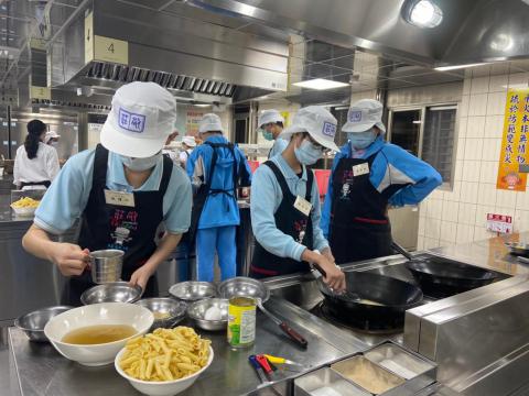 108秀峰國中蛋汁奶油培根麵、玉米濃湯_201012_17.jpg