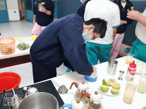 11.13泰山國中技藝班 飲料調製 _口布摺疊複習_201229_16.jpg