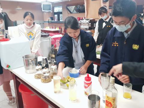 11.13泰山國中技藝班 飲料調製 _口布摺疊複習_201229_17.jpg