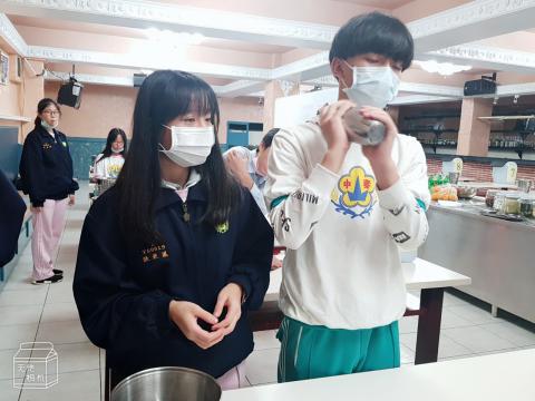 11.13泰山國中技藝班 飲料調製 _口布摺疊複習_201229_11.jpg