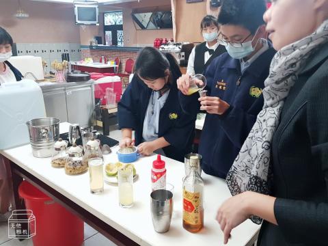 11.13泰山國中技藝班 飲料調製 _口布摺疊複習_201229_13.jpg