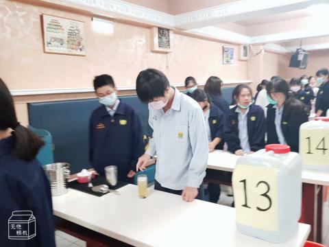 11.13泰山國中技藝班 飲料調製 _口布摺疊複習_201229_10.jpg