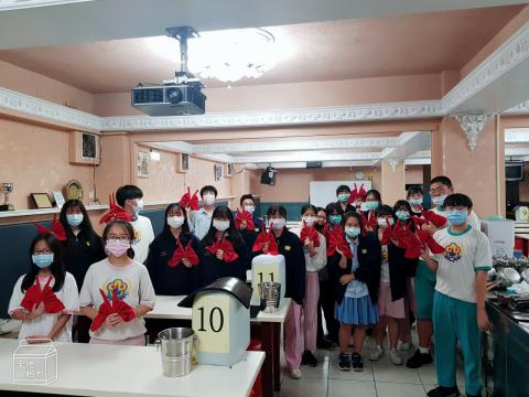 11.13泰山國中技藝班 飲料調製 _口布摺疊複習_201229_0.jpg