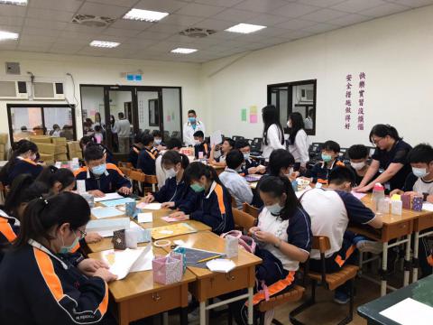 20201030義學國中來校幼保科手做DIY_201224_6_0.jpg